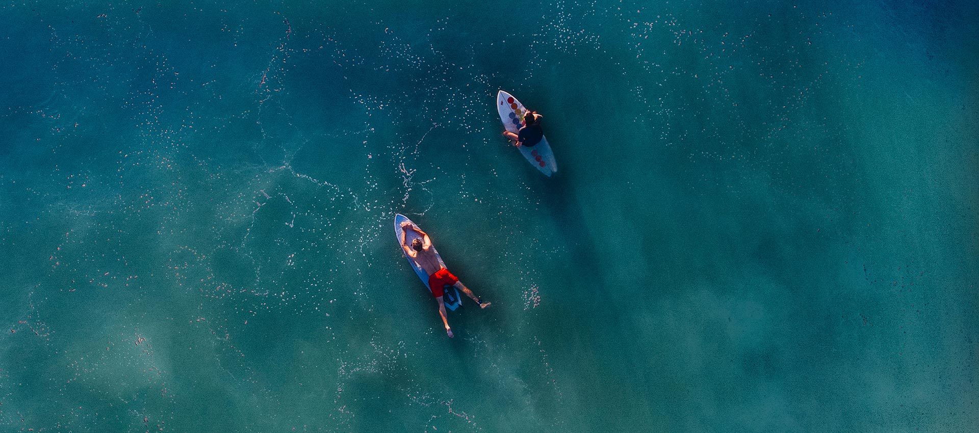 Surfers sur eau bleue